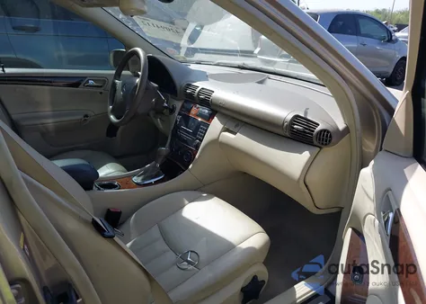 2005 Mercedes-Benz C 240 Luxury 4Matic z USA, uszkodzony, nr VIN WDBRF81J85F667753